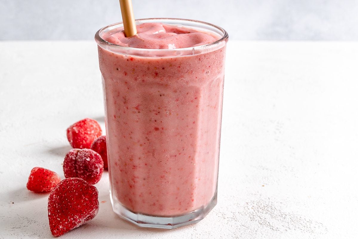 Almond Milk Strawberry Smoothie (Without Yogurt)